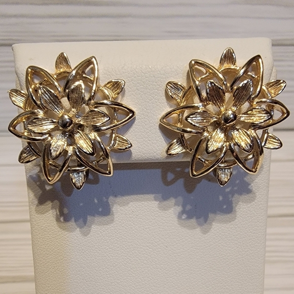 F7 Vintage Gold-tone Flower Clip-on Earrings - Picture 1 of 1